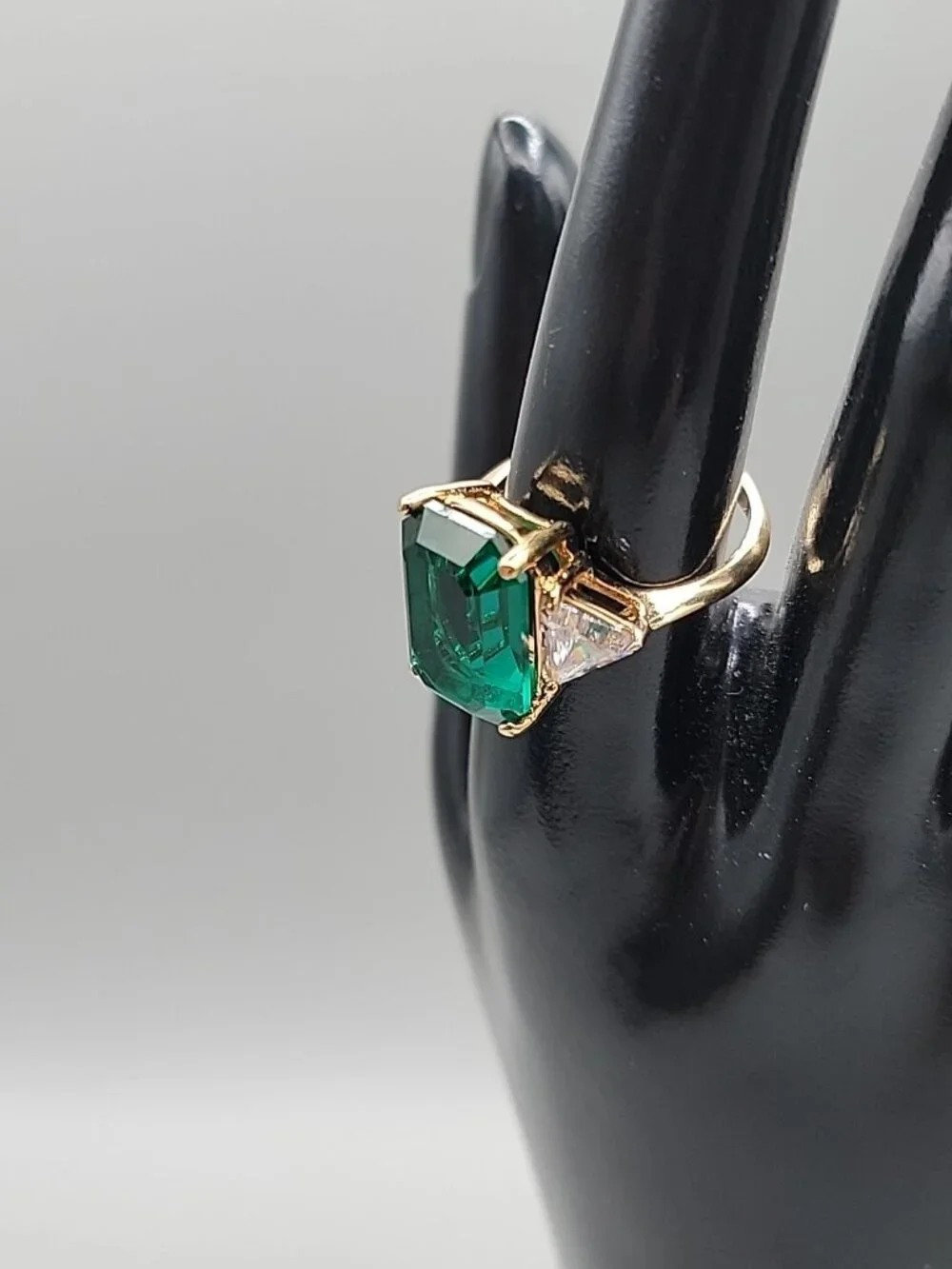 Art Deco 18K HGE Oversized Faux Emerald & Diamante Fashion Ring Gold Tone 8.5